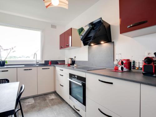 Η κουζίνα ή μικρή κουζίνα στο Apartment Port An Dro-4 by Interhome