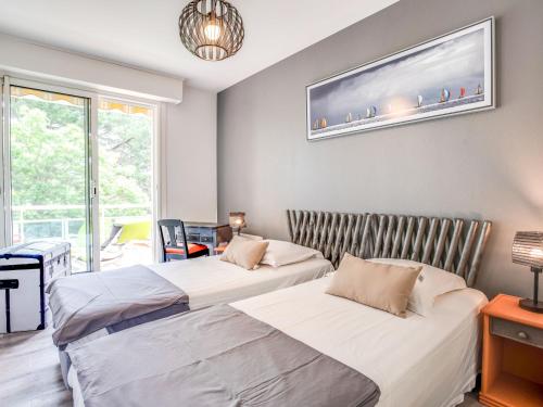 Cette chambre dispose de 2 lits et d'une télévision murale. dans l'établissement Apartment Port An Dro-4 by Interhome, à Carnac