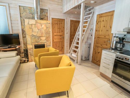 波里的住宿－Holiday Home Anttoora 6 by Interhome，客厅设有黄色椅子和石头壁炉