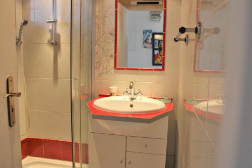 a bathroom with a sink and a shower at Casa Colorida in Porches