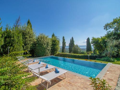 basen z leżakami obok ogrodu w obiekcie Villa Nicoletta by Interhome w mieście San Lorenzo Nuovo