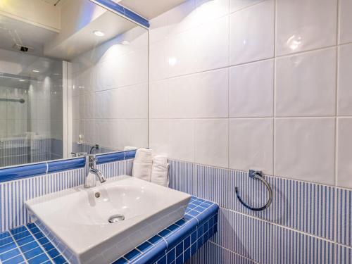 une salle de bain avec un lavabo et un miroir dans l'établissement Apartment Ty Bihan-2 by Interhome, à Carnac