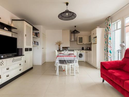 un salon avec une table et un canapé rouge dans l'établissement Apartment Villa Regatta by Interhome, à Arcachon