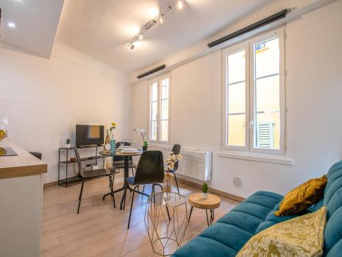 un salon avec un canapé et une table dans l'établissement Apartment L'Augustin by Interhome, à Nice