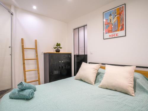 - une chambre avec un lit avec des oreillers et une échelle dans l'établissement Apartment L'Augustin by Interhome, à Nice