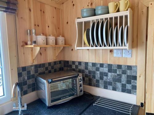Dapur atau dapur kecil di Mailer Farm Woodhead Shepherds Hut - Sleeps 2