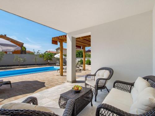 uma villa com uma piscina e um pátio em Holiday Home Villa Mira - KRK147 by Interhome em Pinezici