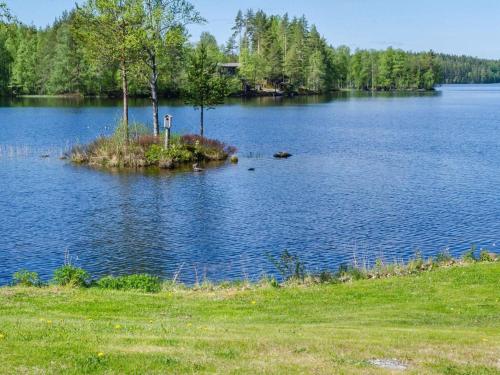 een klein eiland in het midden van een meer bij Holiday Home Villa leinola 2 by Interhome in Puhos