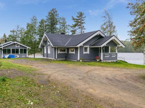 een huis met een onverharde weg ervoor bij Holiday Home Villa leinola 2 by Interhome in Puhos