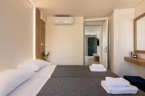 Кровать или кровати в номере Elia Platanias