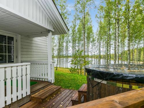 een veranda van een huis met een tafel op een terras bij Holiday Home Siika by Interhome in Hiukkajoki