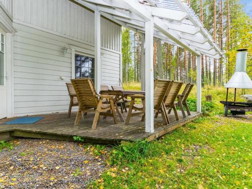 een terras met stoelen en een tafel op een huis bij Holiday Home Siika by Interhome in Hiukkajoki