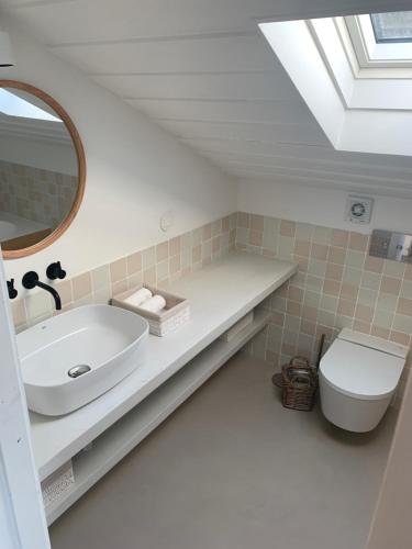 bagno con lavandino e servizi igienici di Lovely 2-bedroom apartment- Comporta a Carvalhal