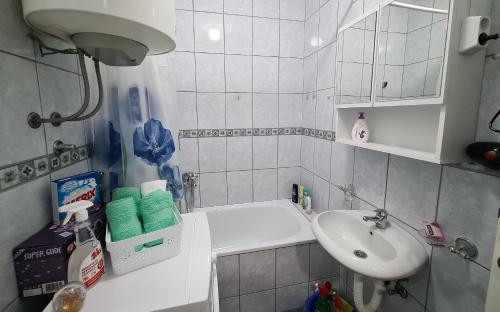 een kleine badkamer met een wastafel en een toilet en een wastafel bij Apartman Central in Bijeljina