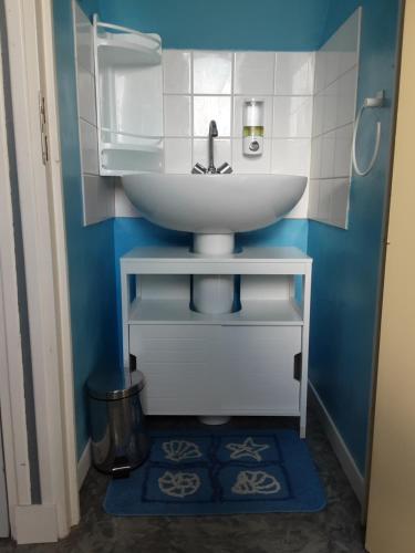 A bathroom at chambres d'hôtes les mésanges avec salle d'eau privative pdj compris