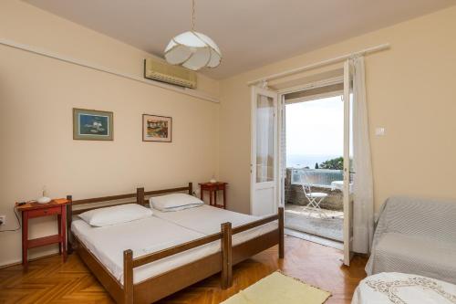 1 dormitorio con 2 camas y balcón en Studio Maha, en Dubrovnik