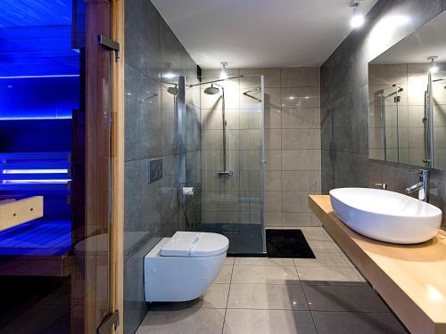 Kupatilo u objektu Młyńska 8 Apartament z prywatnym basenem