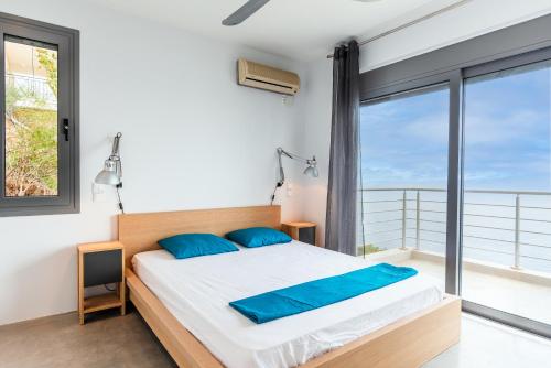 Кровать или кровати в номере VILLA KATERINA Arkadian village