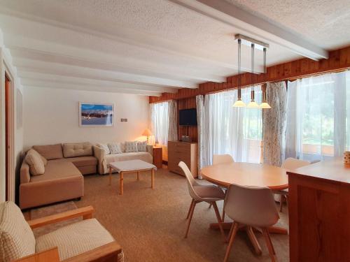 ein Wohnzimmer mit einem Tisch und einem Sofa in der Unterkunft Studio Panorama by Interhome in Les Collons