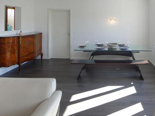 - une salle à manger avec une table et des verres dans l'établissement Apartment Maison de Maître by Interhome, à Tramelan