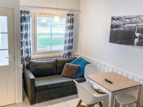 ein Wohnzimmer mit Sofa und Tisch in der Unterkunft Holiday Home Levi star 1502 by Interhome in Levi