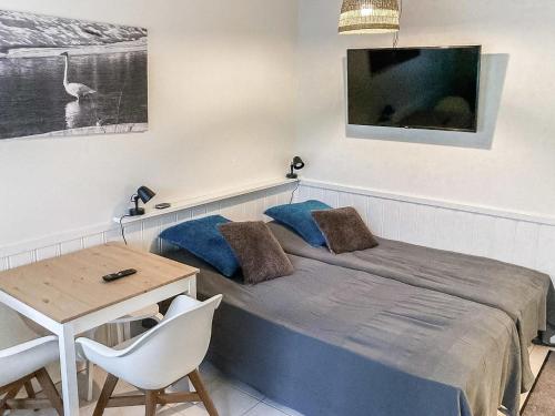 ein Schlafzimmer mit einem Bett, einem Tisch und einem Fernseher in der Unterkunft Holiday Home Levi star 1502 by Interhome in Levi