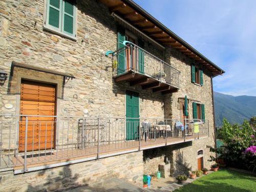 ein Steinhaus mit einem Balkon und einer Terrasse in der Unterkunft Apartment Ghiano by Interhome in Cremia