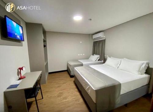 Ένα ή περισσότερα κρεβάτια σε δωμάτιο στο Asa Hotel
