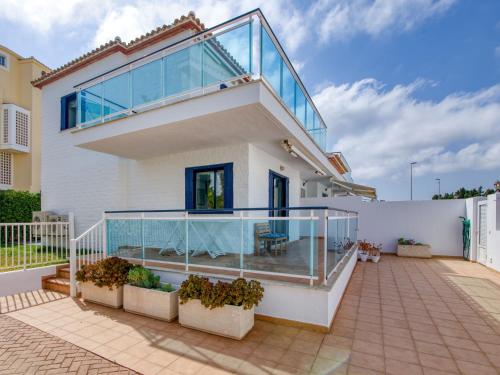 una casa con balcone dotato di ringhiera in vetro di Holiday Home Jardines de Denia V by Interhome a Denia