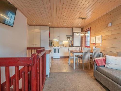 een keuken en een woonkamer met een tafel en een bank bij Holiday Home Levin otava 5 by Interhome in Sirkka