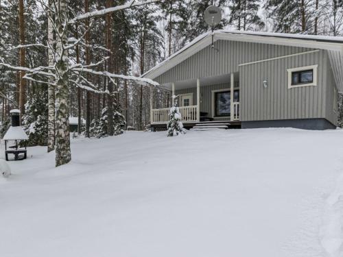 eine Hütte im Schnee mit schneebedeckten Bäumen in der Unterkunft Holiday Home Muikku by Interhome in Hiukkajoki