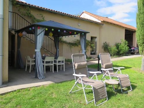 eine Gruppe Stühle und ein Pavillon im Hof in der Unterkunft Holiday Home Les Virades by Interhome in Chantérac