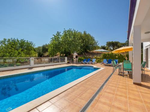 einen Pool in einer Villa mit Terrasse in der Unterkunft Holiday Home Joaquim by Interhome in Estói