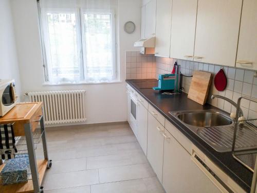 Kuchyň nebo kuchyňský kout v ubytování Apartment Simona Fontile 11 by Interhome