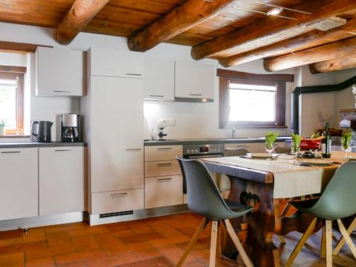 Nhà bếp/bếp nhỏ tại Holiday Home Rustico Gianni by Interhome