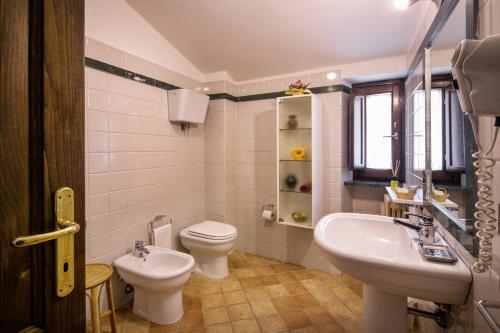 アッシジにあるVilla Rosyのバスルーム(トイレ、洗面台付)