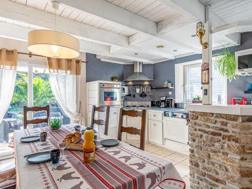 Kuchyň nebo kuchyňský kout v ubytování Holiday Home Ti Bonheur by Interhome