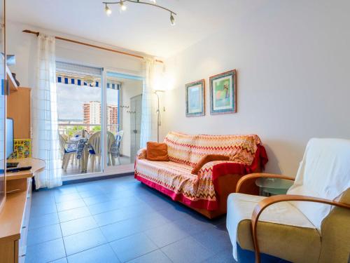 ein Wohnzimmer mit einem Sofa und einem Balkon in der Unterkunft Apartment Mar de Oropesa II - Playa Concha-1 by Interhome in Oropesa del Mar