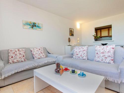 ein Wohnzimmer mit 2 Sofas und einem Couchtisch in der Unterkunft Apartment Sa Guilla by Interhome in Pals