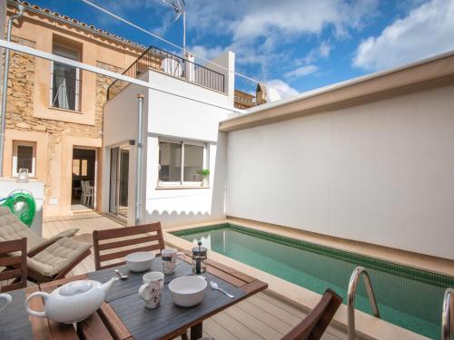 Bazén v ubytování Holiday Home Can Regalat by Interhome nebo v jeho okolí