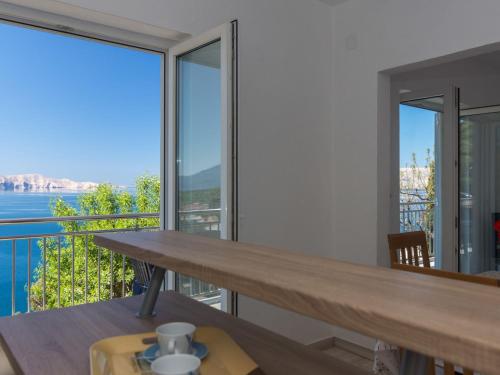 um quarto com uma mesa e uma varanda com vista em Apartment Suzana - SNJ138 by Interhome em Senj