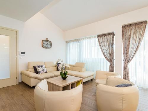 Posezení v ubytování Holiday Home Villa Mala Halu by Interhome