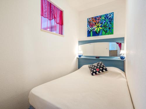 une petite chambre avec un lit et un miroir dans l'établissement Studio Le Liberté-8 by Interhome, à Saint Cyprien Plage