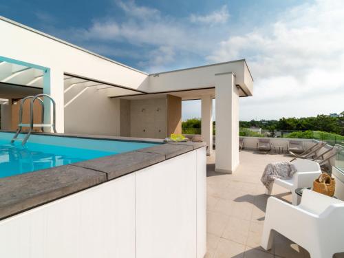 Swimmingpoolen hos eller tæt på Apartment Iris Suite by Interhome