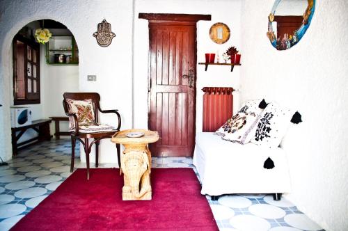 ein Wohnzimmer mit einer weißen Couch und einem roten Teppich in der Unterkunft B&b Parco Alta Murgia in Cassano delle Murge
