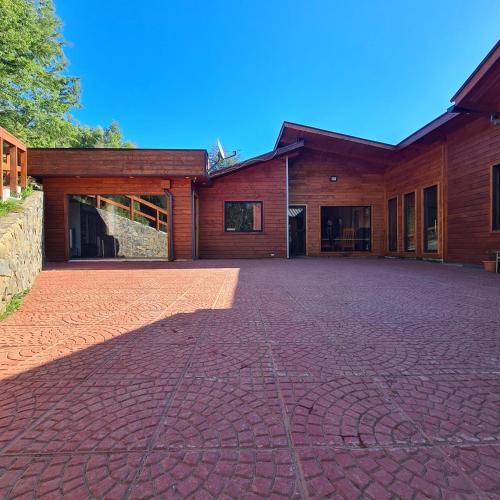 an empty driveway in front of a building at Lican Lodge in Villarrica