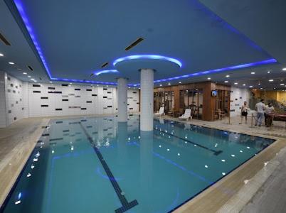 een groot zwembad in een groot gebouw bij Capitol Hotel in Erbil