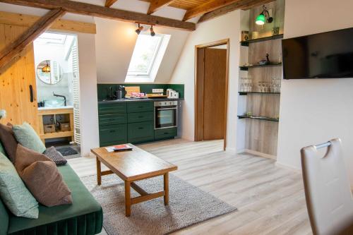 uma sala de estar com um sofá e uma mesa em Ferienwohnung Kogeler See em Kogel