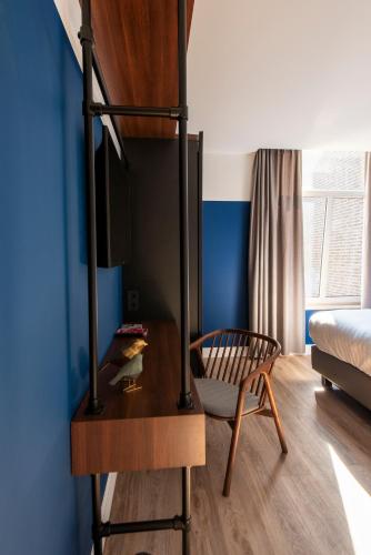 a bedroom with a bunk bed and a desk with a chair at Alex Maastricht in Maastricht