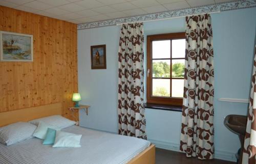 Schlafzimmer mit einem Bett und einem Fenster in der Unterkunft La porte des fagnes in Malmedy